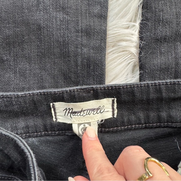 Madewell Curvy Kick Out Crop Jean in black Rinse Wash - Picture 7 of 14